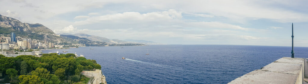Aussicht von Dachterrasse über das Mittelmeer