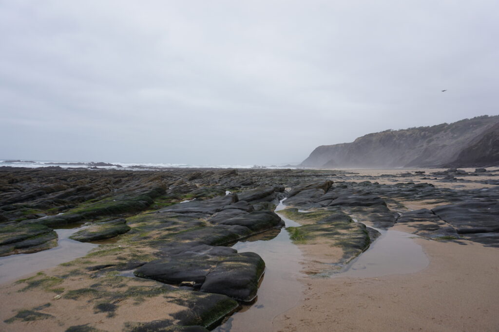 Strand mit bewölktem Himmeln